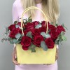 15 красных роз в большой сумочке MIX
